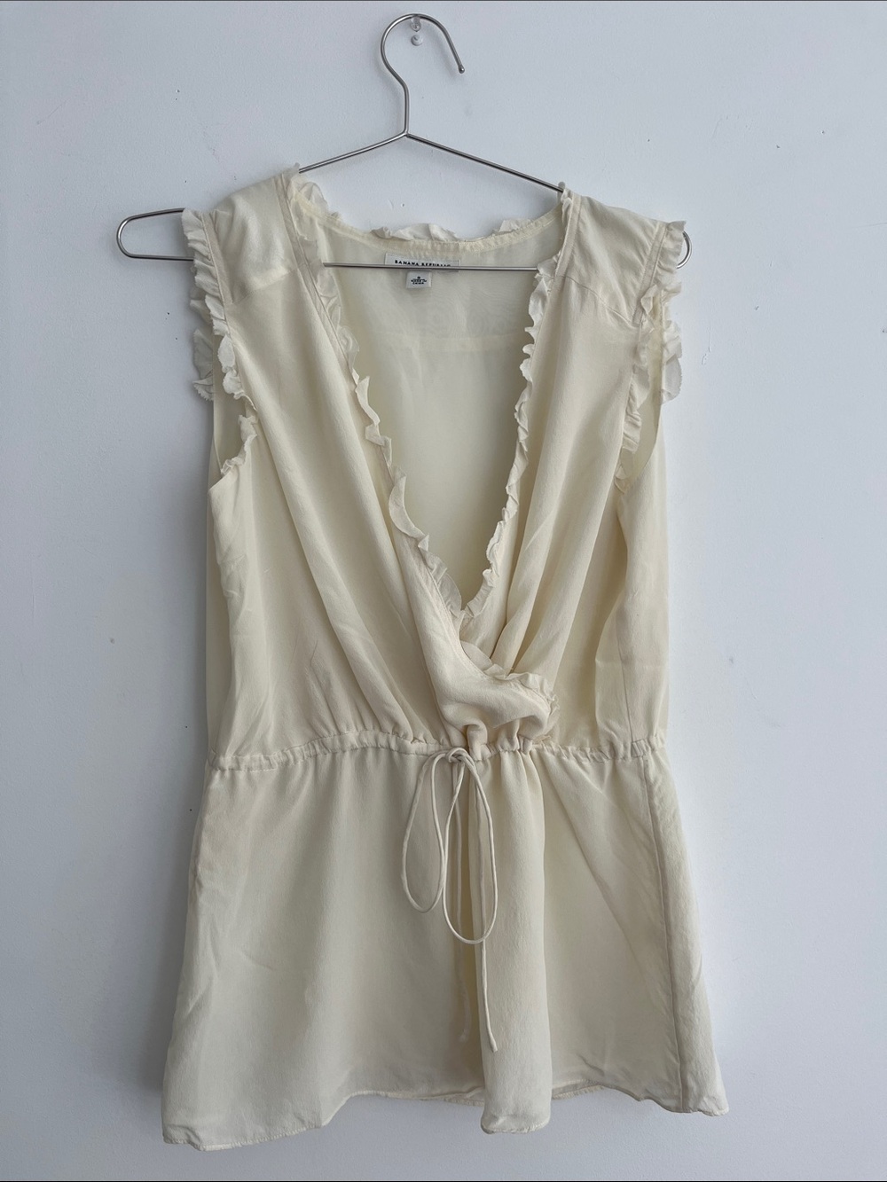 Banana Republic Delicate Cream 100% Silk Ruffle Sleeveless Ruffle Wrap Top!